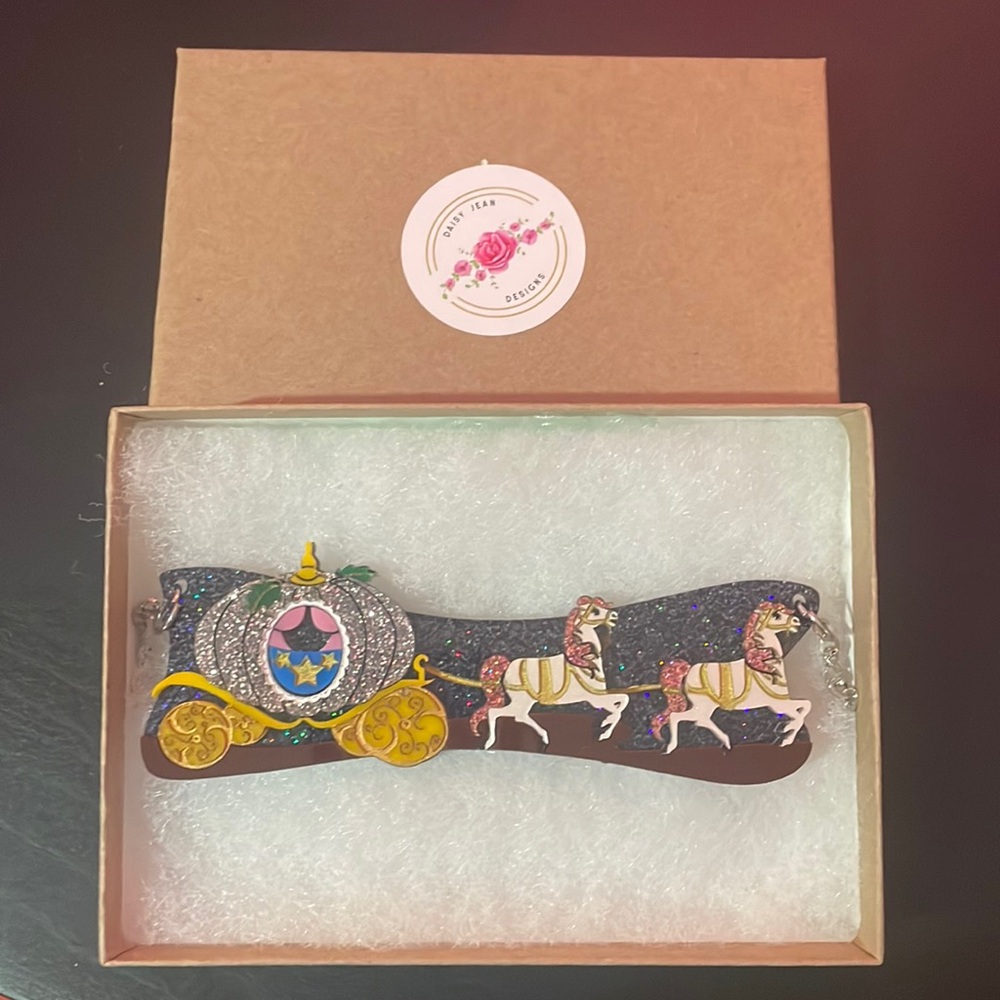 Daisy Jean Designs Carriage Necklace